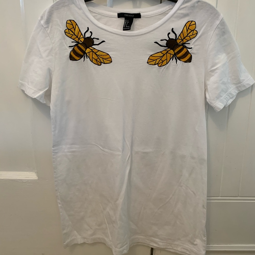 White t shirt with bees